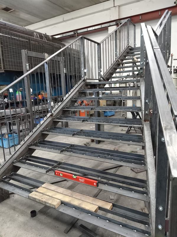 Scala in acciaio con ringhiere, in lavorazione in officina prima della posa